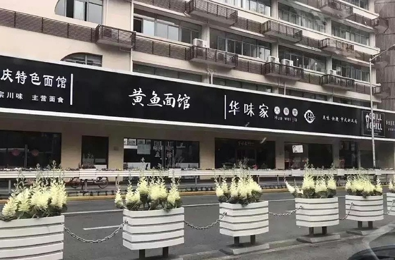 漫步街上，察覺商鋪標(biāo)牌一模一樣，統(tǒng)一式商店標(biāo)識(shí)有必要嗎？2