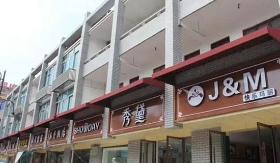 漫步街上，發(fā)掘店鋪招牌如法泡制，統(tǒng)一式商店標(biāo)牌有需要嗎？4