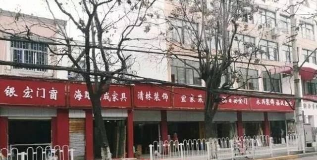 走在街上，察覺商店廣告牌千篇一律，統(tǒng)一式商鋪標牌有須要嗎？5